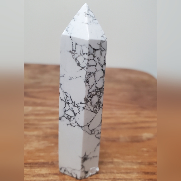 Howlite Crystal Tower - Picture 4 of 9